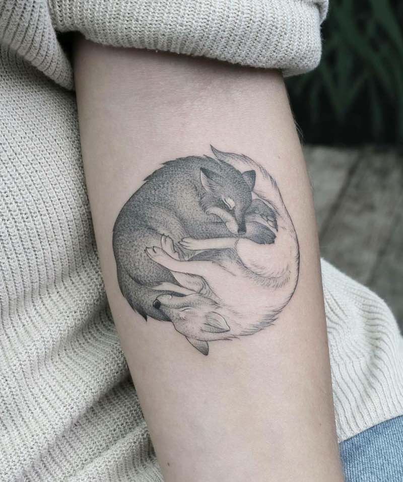 Persona con un tatuaje de lobo Persona con un tatuaje de lobo
