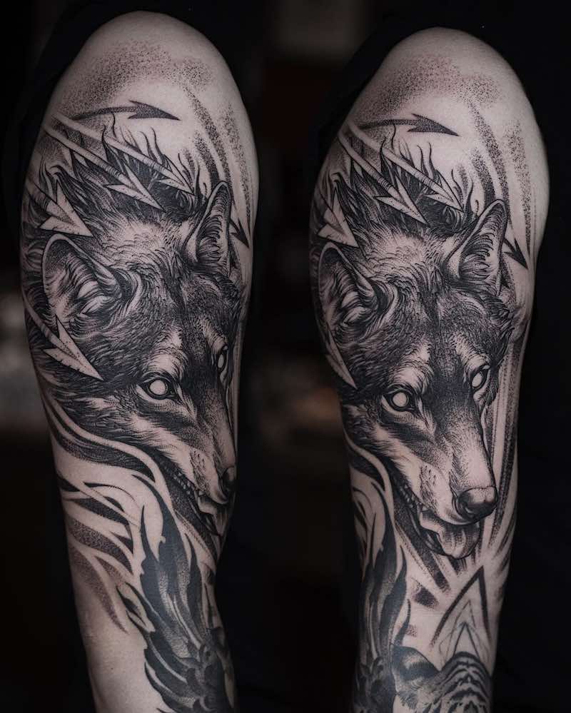 Mujer con un tatuaje de lobo Mujer con un tatuaje de lobo