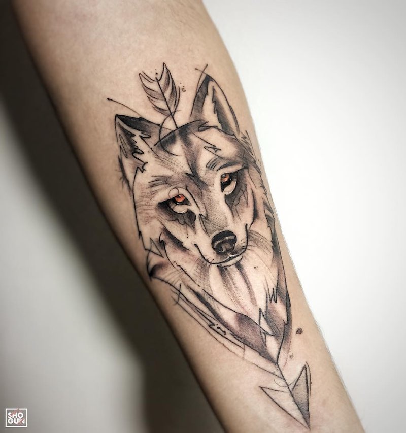 Hombre con tatuaje de lobo Hombre con tatuaje de lobo