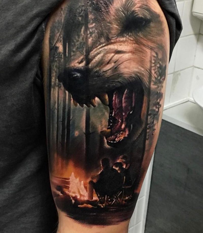 Un tatuaje de lobo actual Un tatuaje de lobo actual