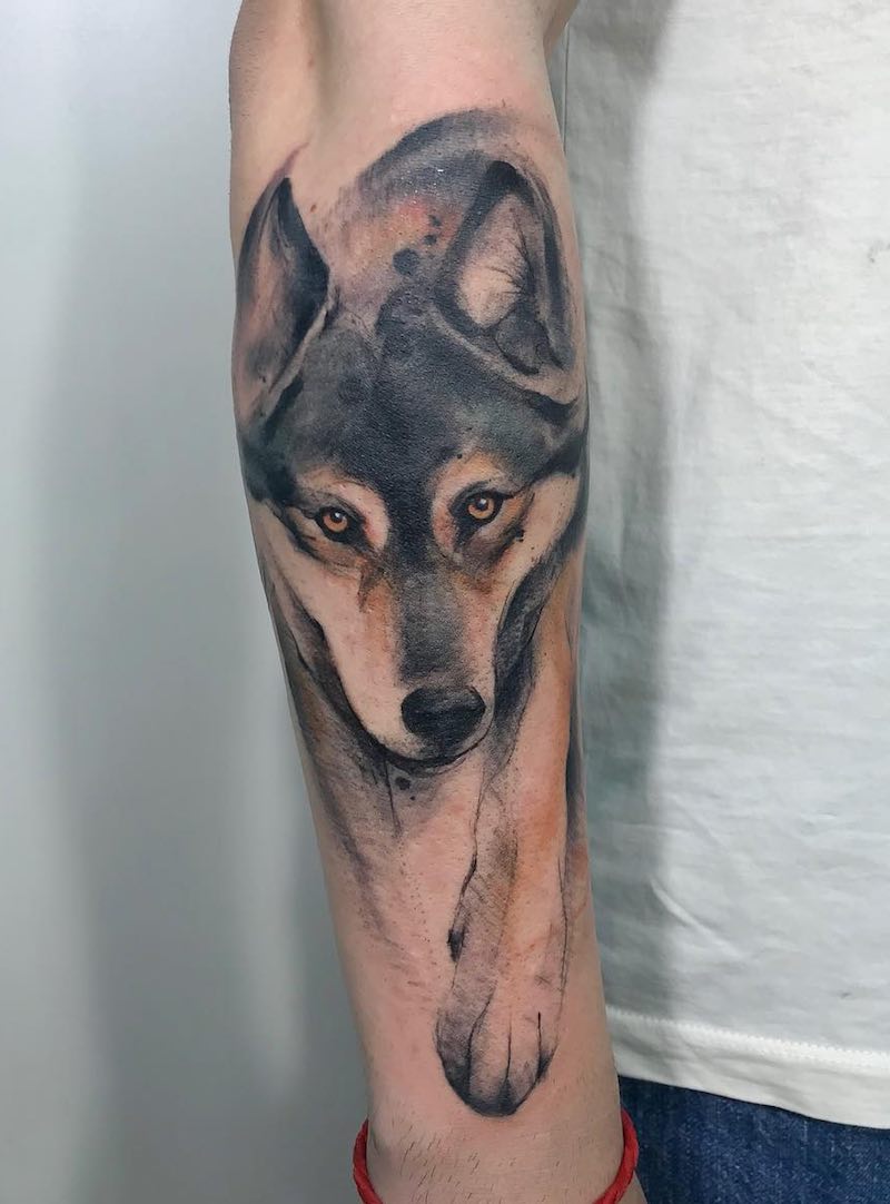 Mujer con tatuaje de lobo Mujer con tatuaje de lobo