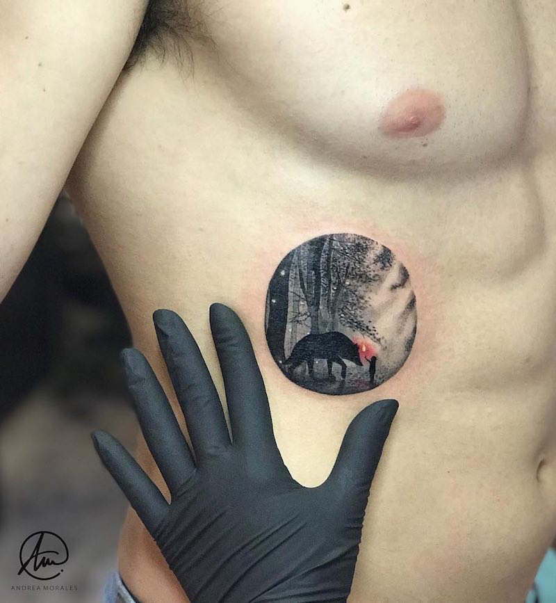 Mujer con tatuaje de lobo Mujer con tatuaje de lobo