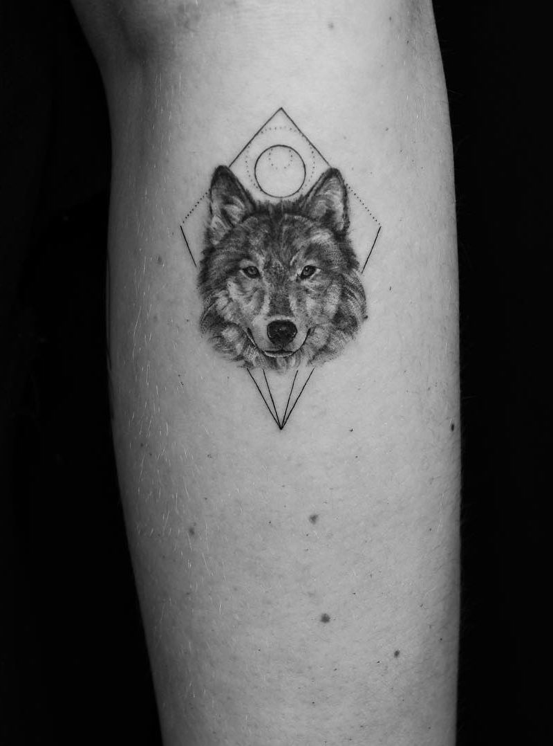 Hombre con tatuaje de lobo Hombre con tatuaje de lobo