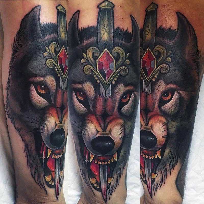 Una mujer con un tatuaje de lobo Una mujer con un tatuaje de lobo