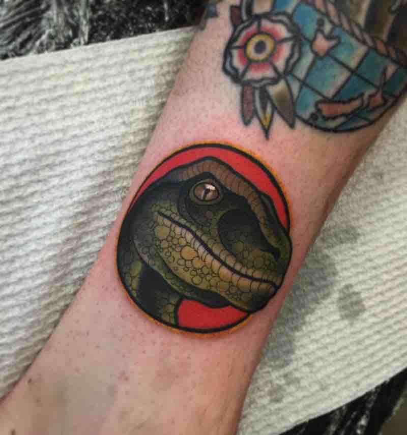 Mujer con tatuaje de dinosaurio Mujer con tatuaje de dinosaurio
