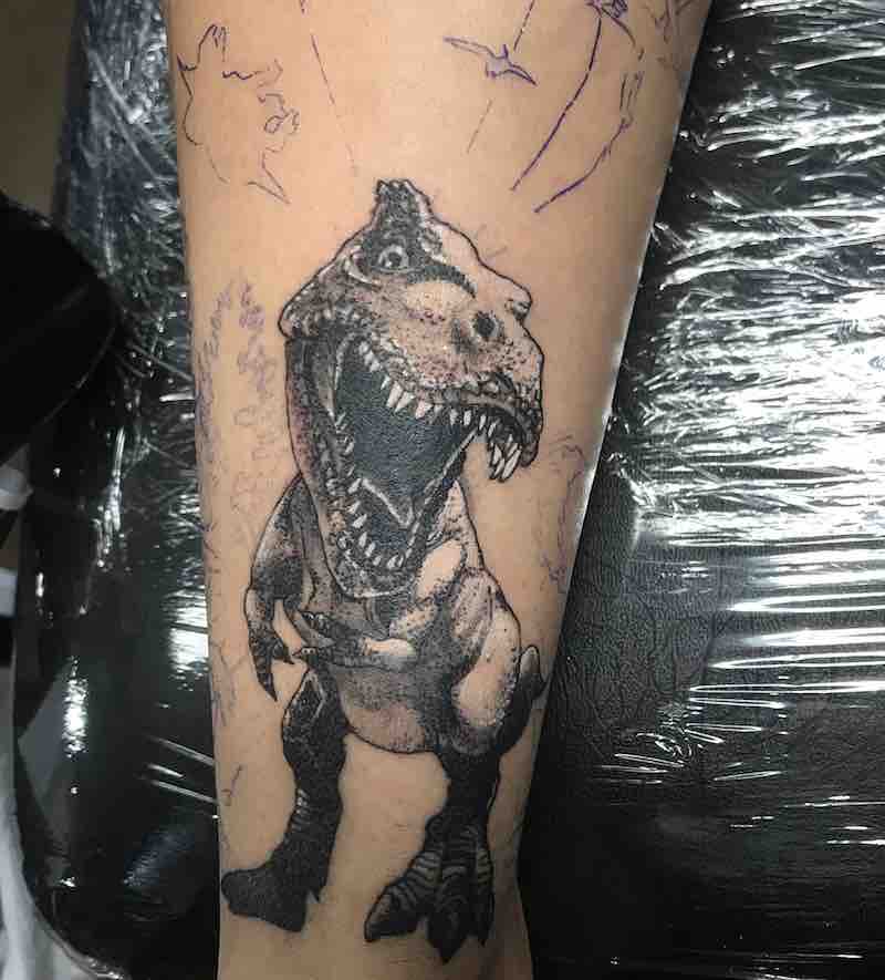Mujer con un tatuaje de dinosaurio Mujer con un tatuaje de dinosaurio
