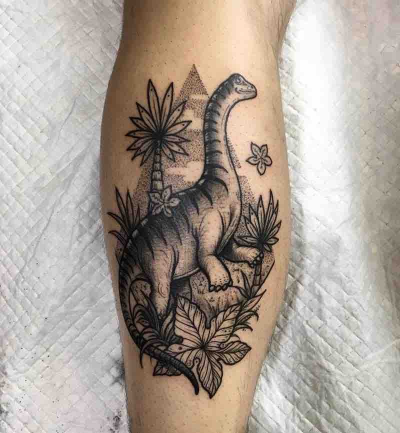 Mujer con tatuaje de dinosaurio Mujer con tatuaje de dinosaurio