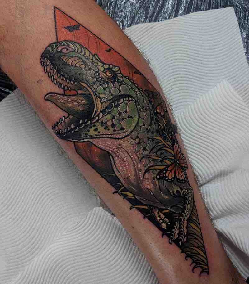 Persona con un tatuaje de dinosaurio Persona con un tatuaje de dinosaurio