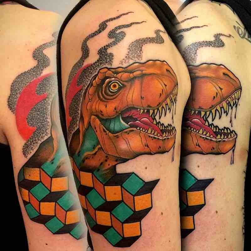 Una mujer con un tatuaje de dinosaurio Una mujer con un tatuaje de dinosaurio
