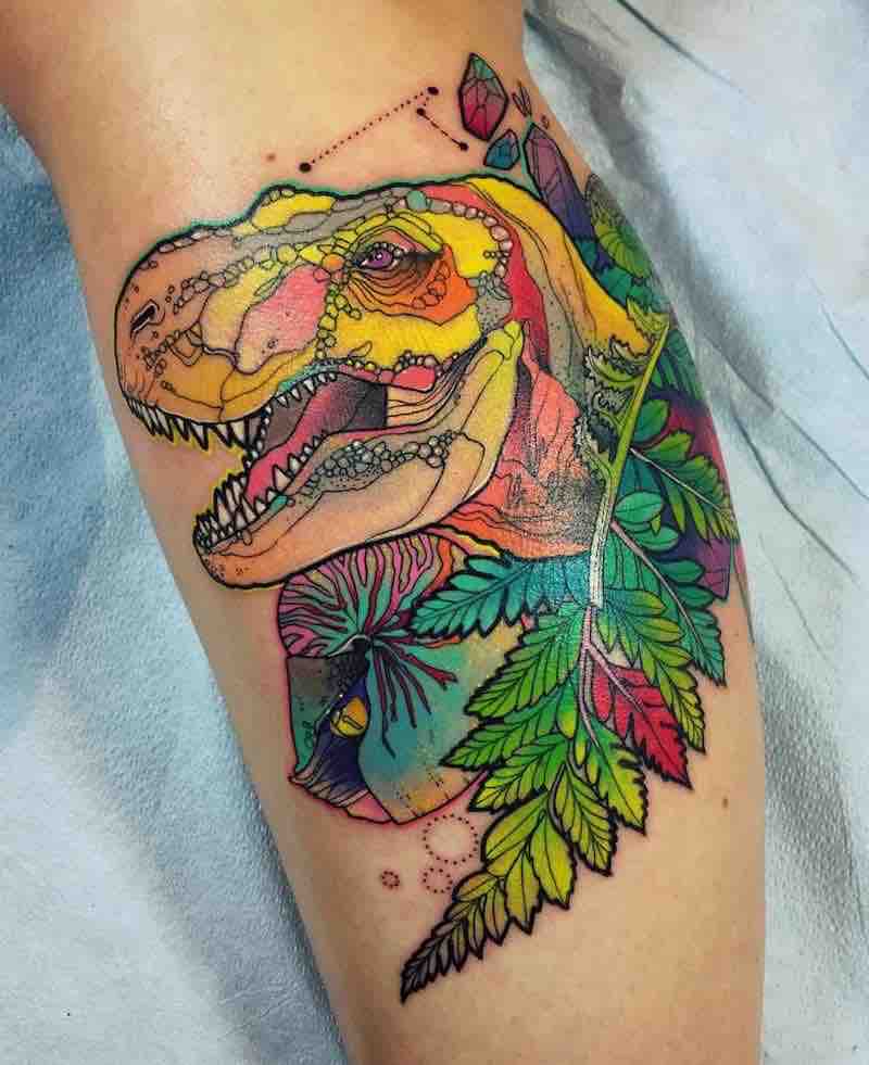 Persona con un tatuaje de dinosaurio Persona con un tatuaje de dinosaurio