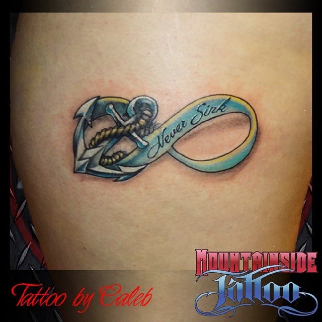 Un tatuaje de ancla moderno e interesante Un tatuaje de ancla moderno e interesante