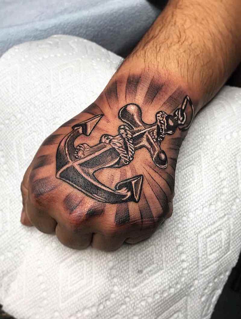 Mujer con un tatuaje de ancla Mujer con un tatuaje de ancla