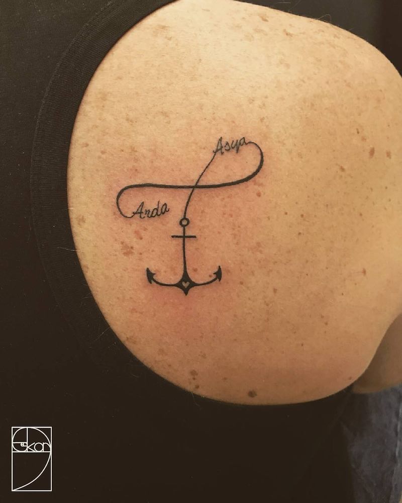 Un tatuaje de ancla bastante bueno Un tatuaje de ancla bastante bueno