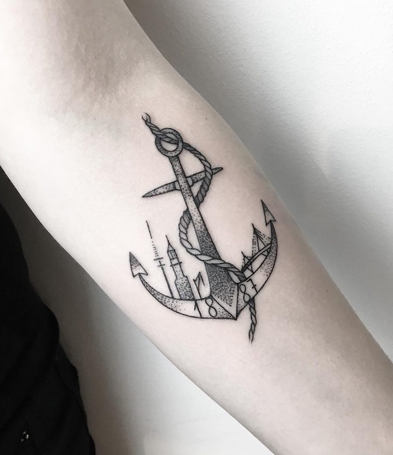Un hombre con un tatuaje de ancla Un hombre con un tatuaje de ancla