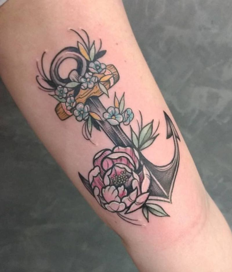 Mujer con tatuaje de ancla Mujer con tatuaje de ancla
