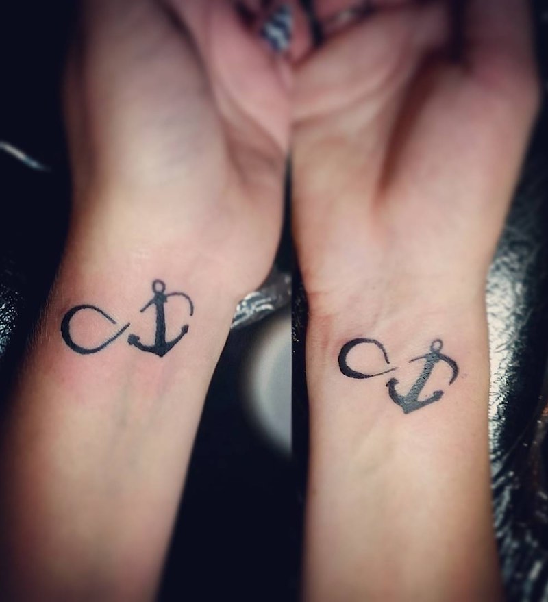 Mujer con un tatuaje de ancla Mujer con un tatuaje de ancla