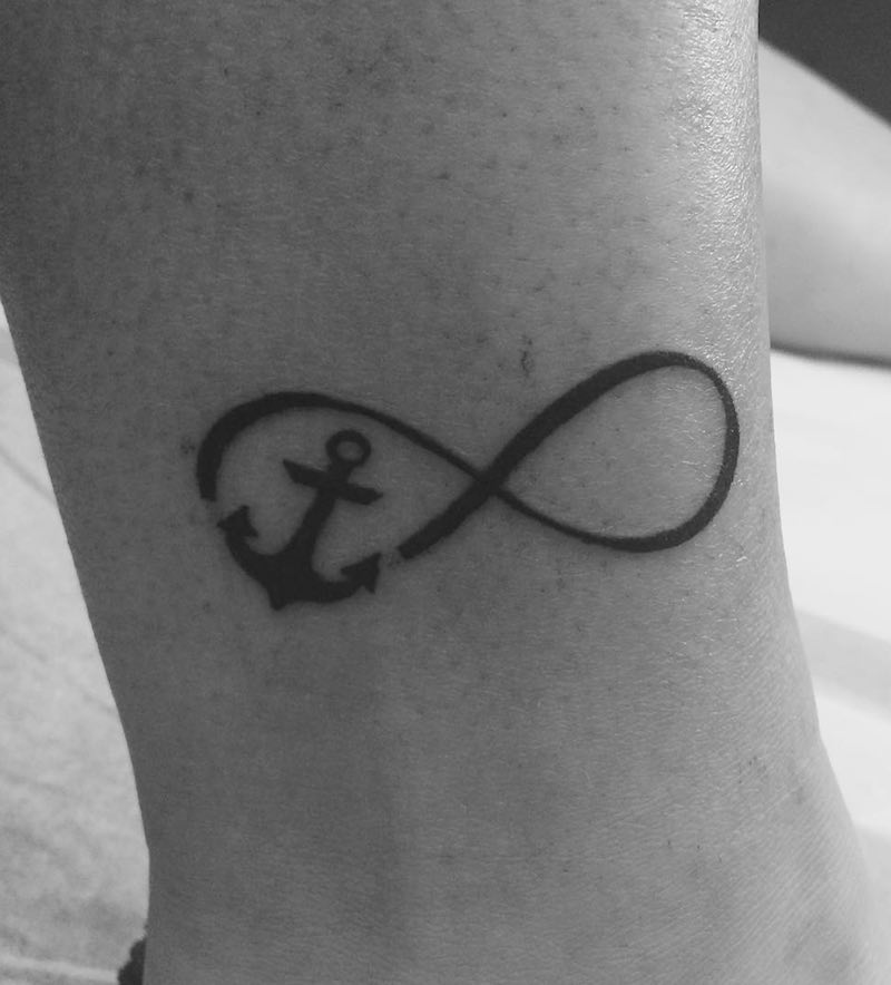 Un tatuaje de ancla actual Un tatuaje de ancla actual