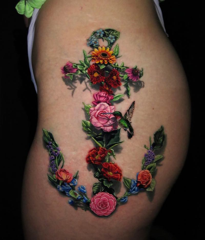 Un hombre con un tatuaje de ancla Un hombre con un tatuaje de ancla