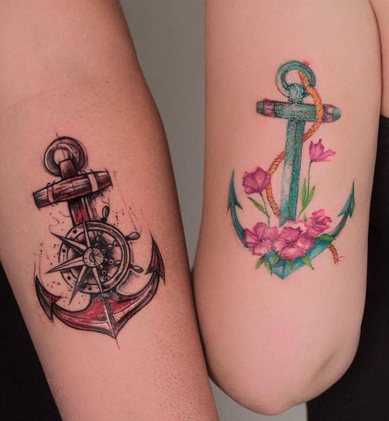 Mujer con tatuaje de ancla Mujer con tatuaje de ancla