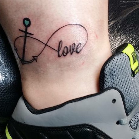 Un tatuaje de ancla bastante interesante Un tatuaje de ancla bastante interesante