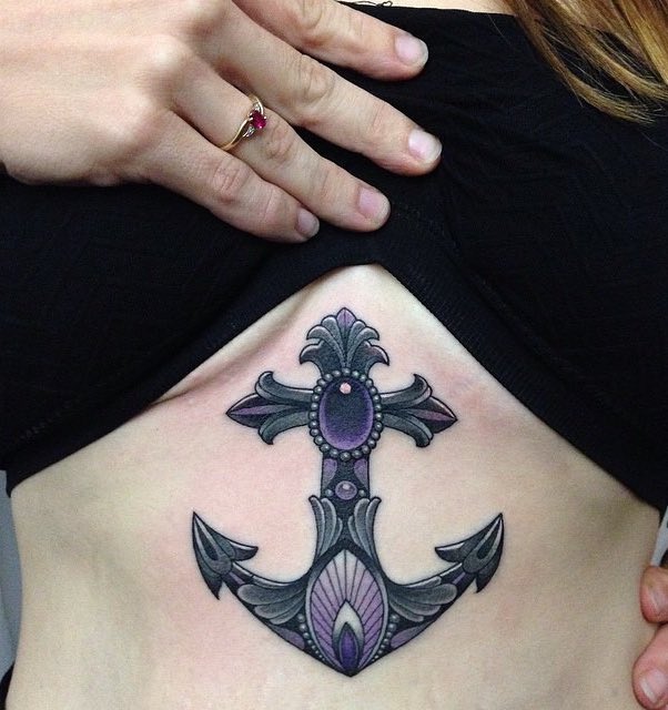 Un tatuaje de ancla bastante interesante Un tatuaje de ancla bastante interesante