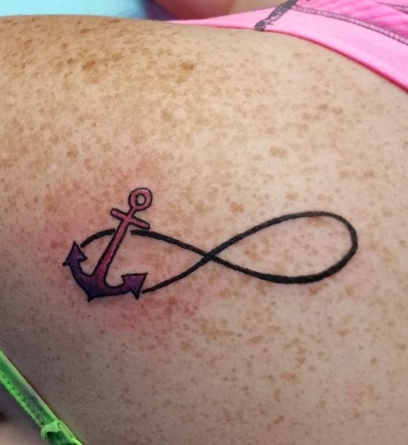 Un hombre con un tatuaje de ancla Un hombre con un tatuaje de ancla