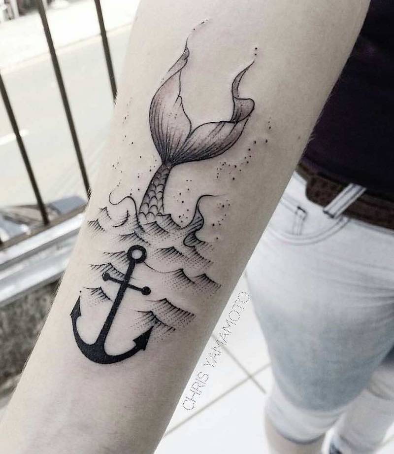 Mujer con un tatuaje de ancla Mujer con un tatuaje de ancla