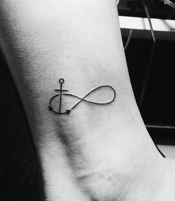 Un tatuaje de ancla de este año Un tatuaje de ancla de este año