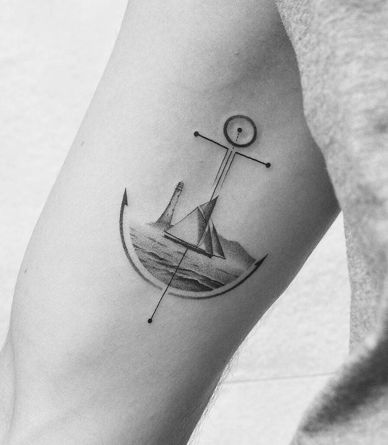Hombre con tatuaje de ancla Hombre con tatuaje de ancla