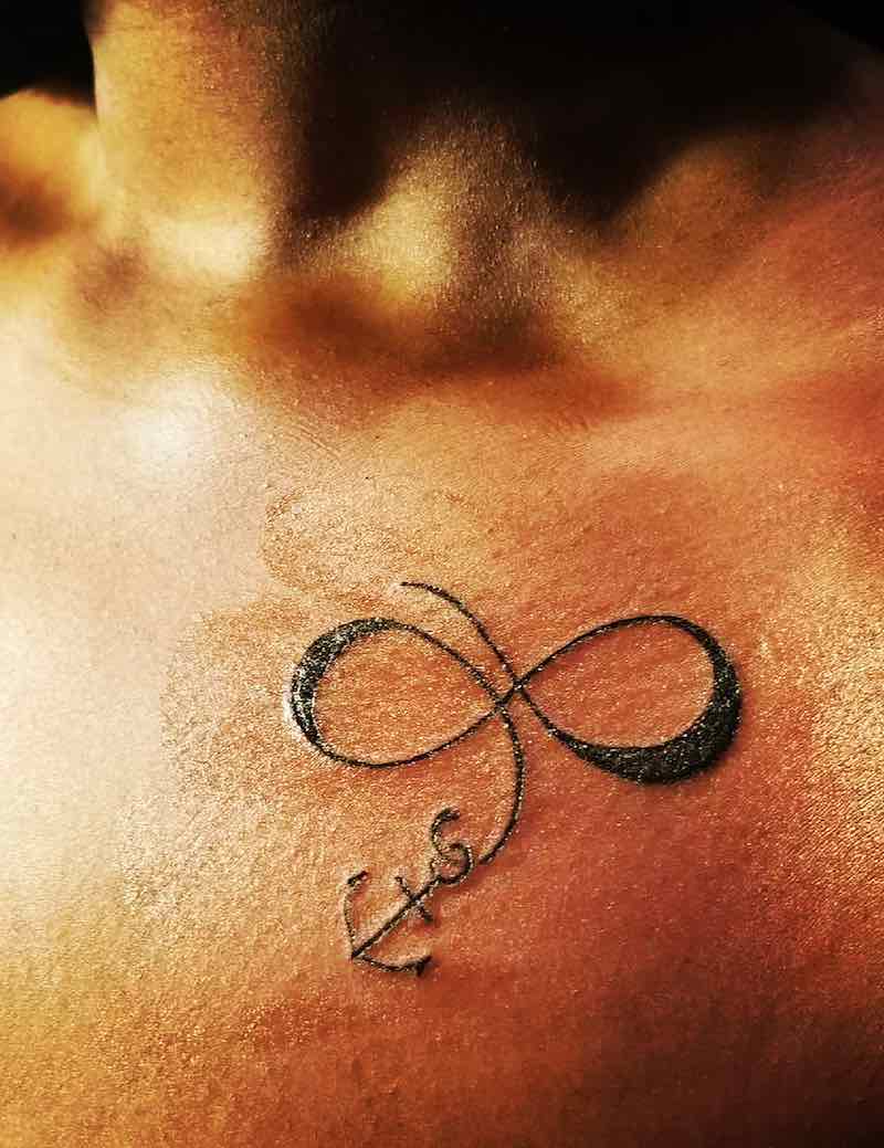 Un tatuaje de ancla moderno e interesante Un tatuaje de ancla moderno e interesante
