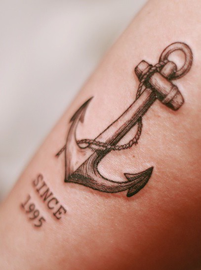 Un tatuaje de ancla bastante interesante Un tatuaje de ancla bastante interesante