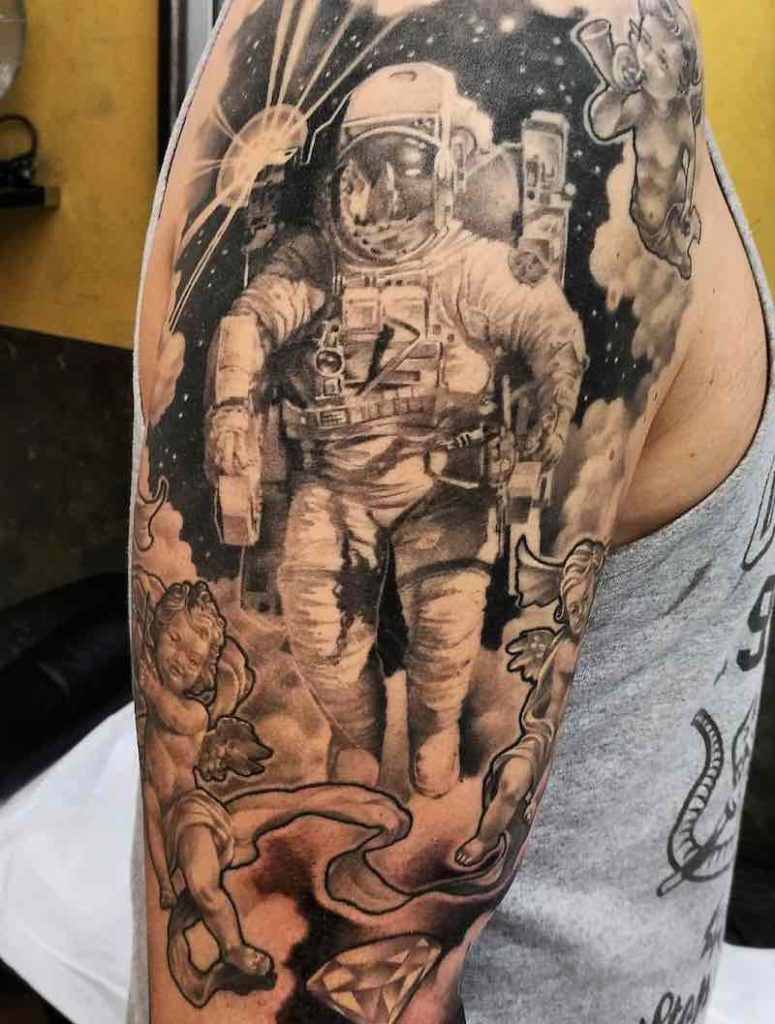 Mujer con un tatuaje de astronauta Mujer con un tatuaje de astronauta