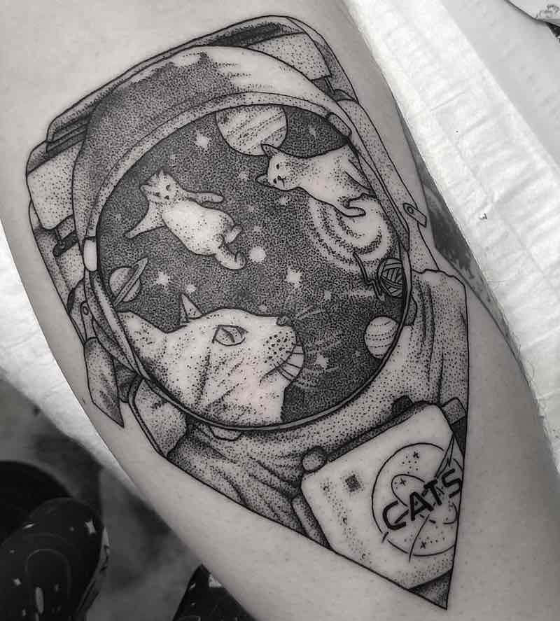 Hombre con tatuaje de astronauta Hombre con tatuaje de astronauta