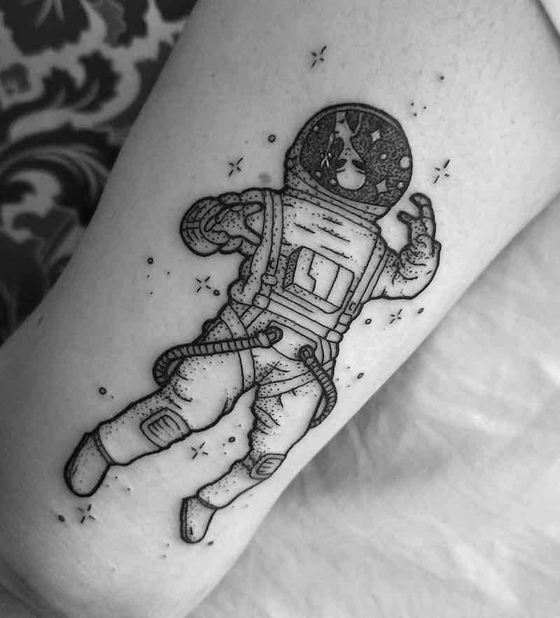 Un hombre con un tatuaje de astronauta Un hombre con un tatuaje de astronauta