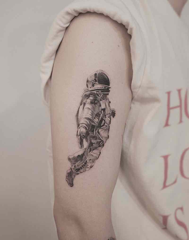 Un tatuaje de astronauta actual Un tatuaje de astronauta actual