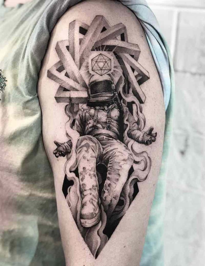 una persona con un tatuaje de astronauta una persona con un tatuaje de astronauta