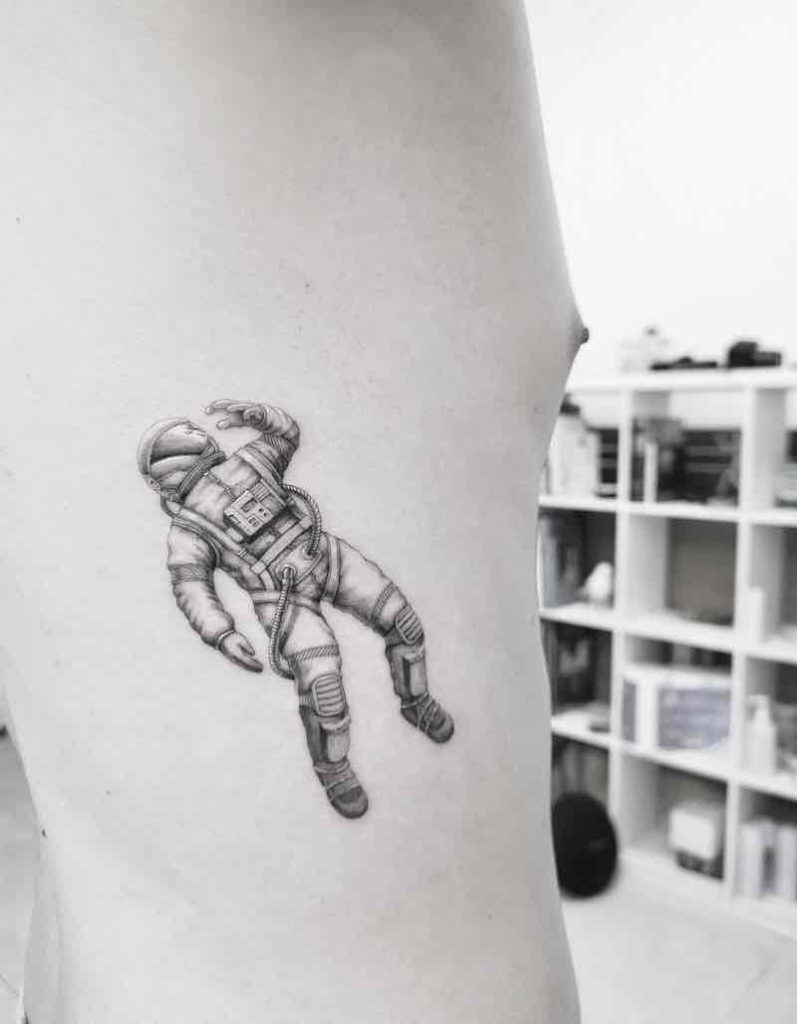 Hombre con tatuaje de astronauta Hombre con tatuaje de astronauta