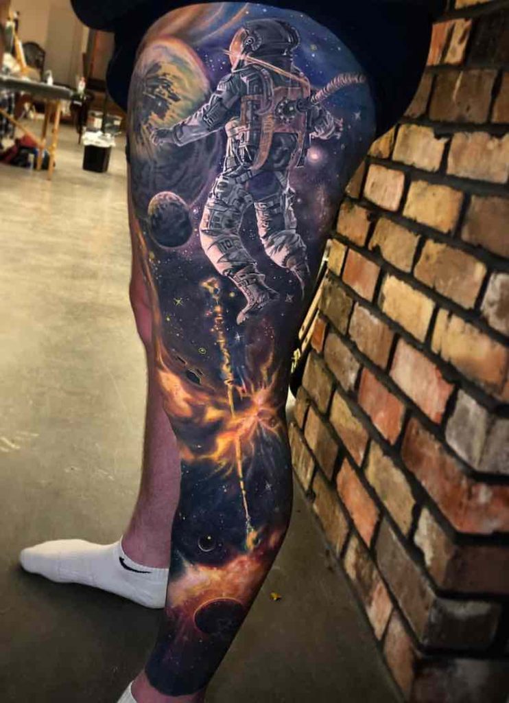 Persona con un tatuaje de astronauta Persona con un tatuaje de astronauta