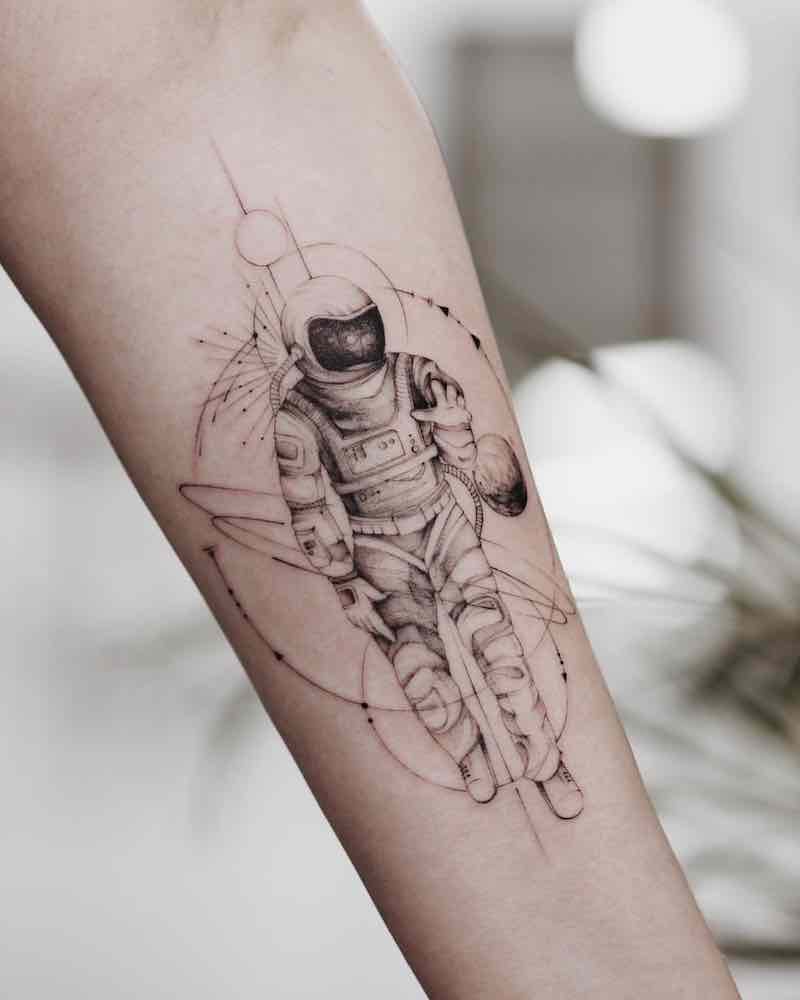 una persona con un tatuaje de astronauta una persona con un tatuaje de astronauta