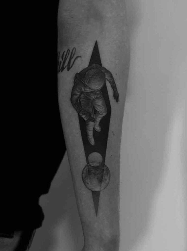 Hombre con tatuaje de astronauta Hombre con tatuaje de astronauta