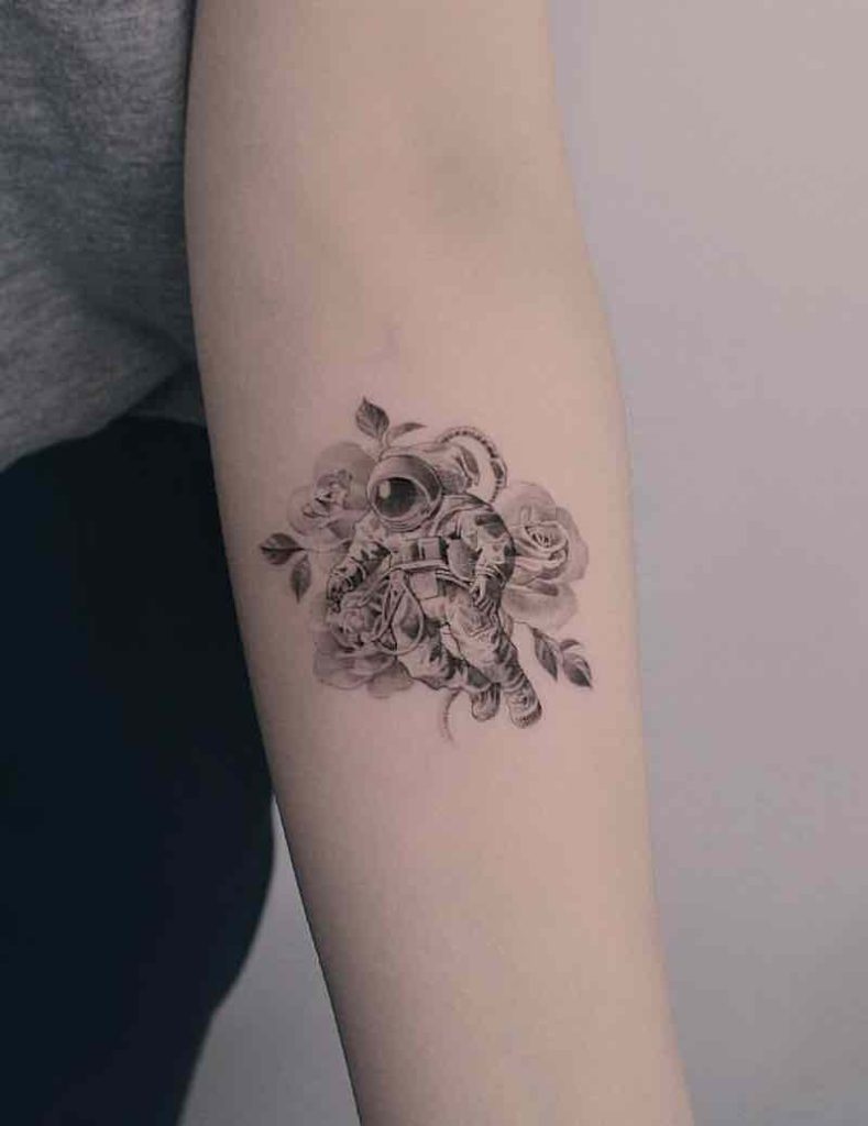 Una mujer con un tatuaje de astronauta Una mujer con un tatuaje de astronauta