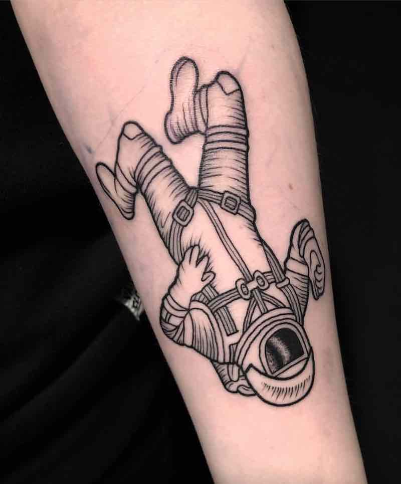 Una mujer con un tatuaje de astronauta Una mujer con un tatuaje de astronauta