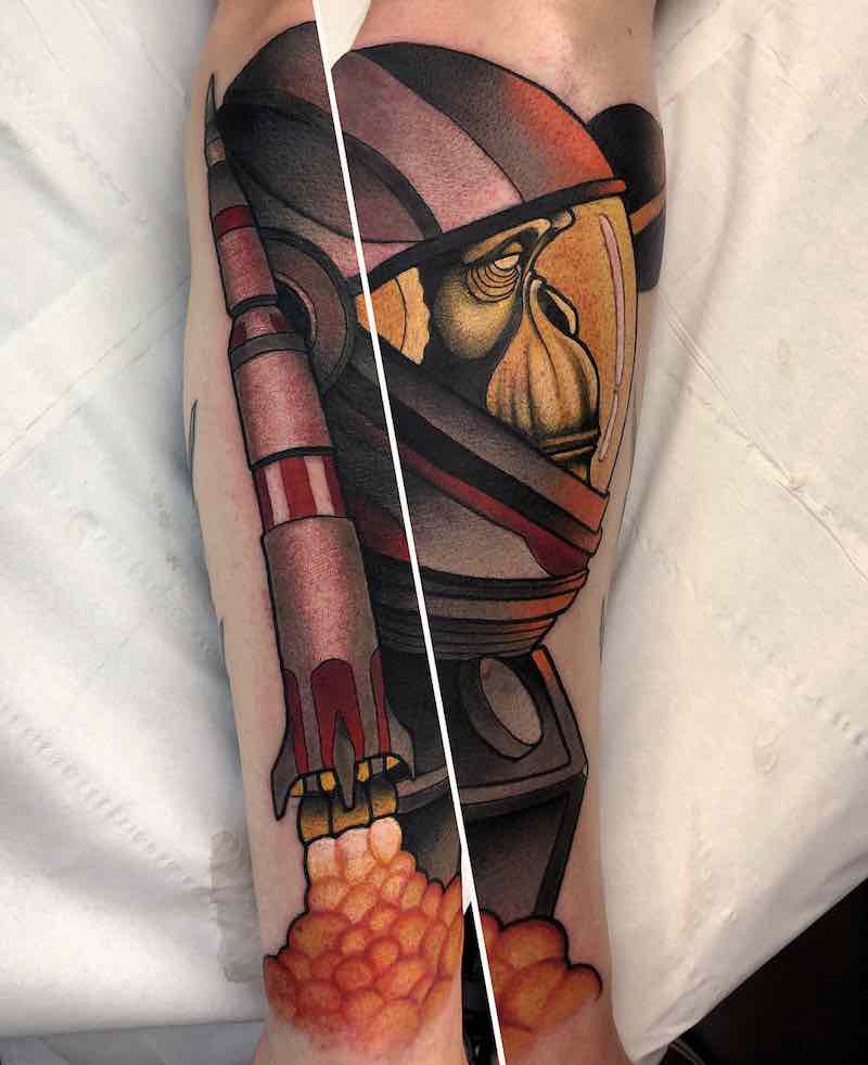 Mujer con tatuaje de astronauta Mujer con tatuaje de astronauta