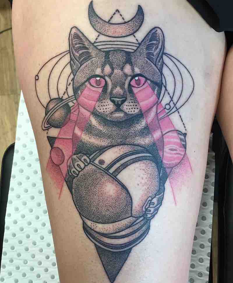 Persona con un tatuaje de gato Persona con un tatuaje de gato