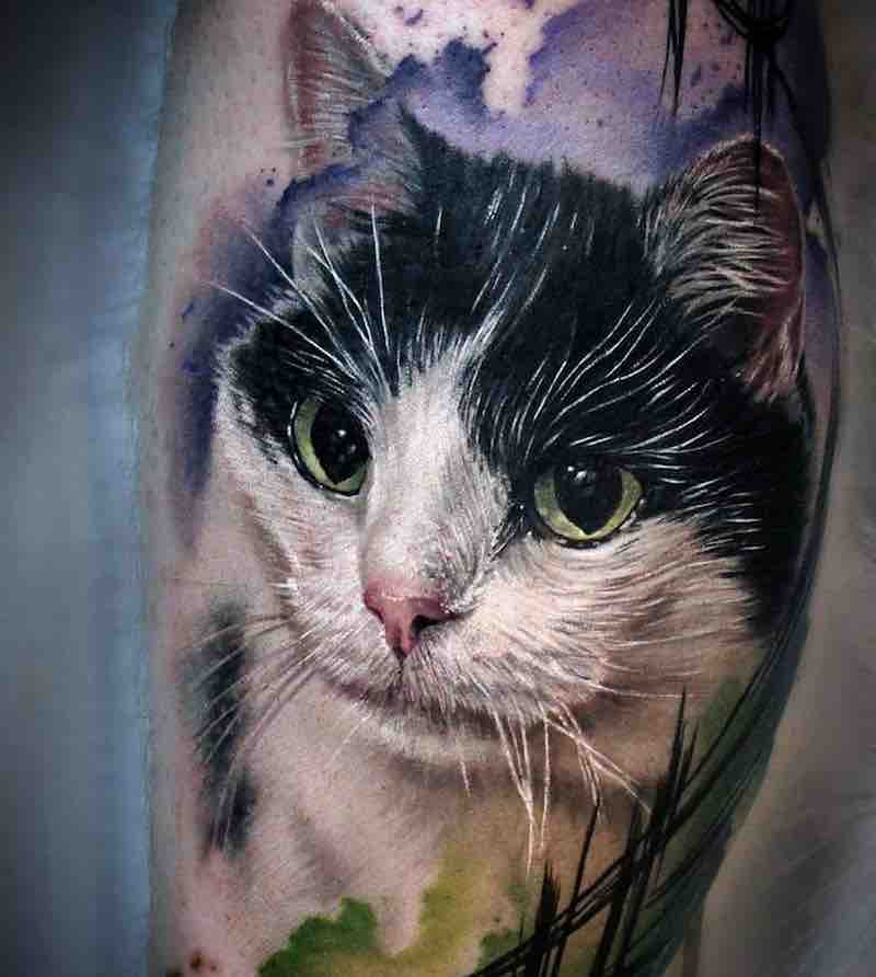 Hombre con tatuaje de gato Hombre con tatuaje de gato