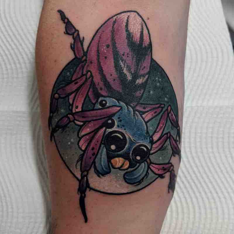 Una mujer con un tatuaje de araña Una mujer con un tatuaje de araña