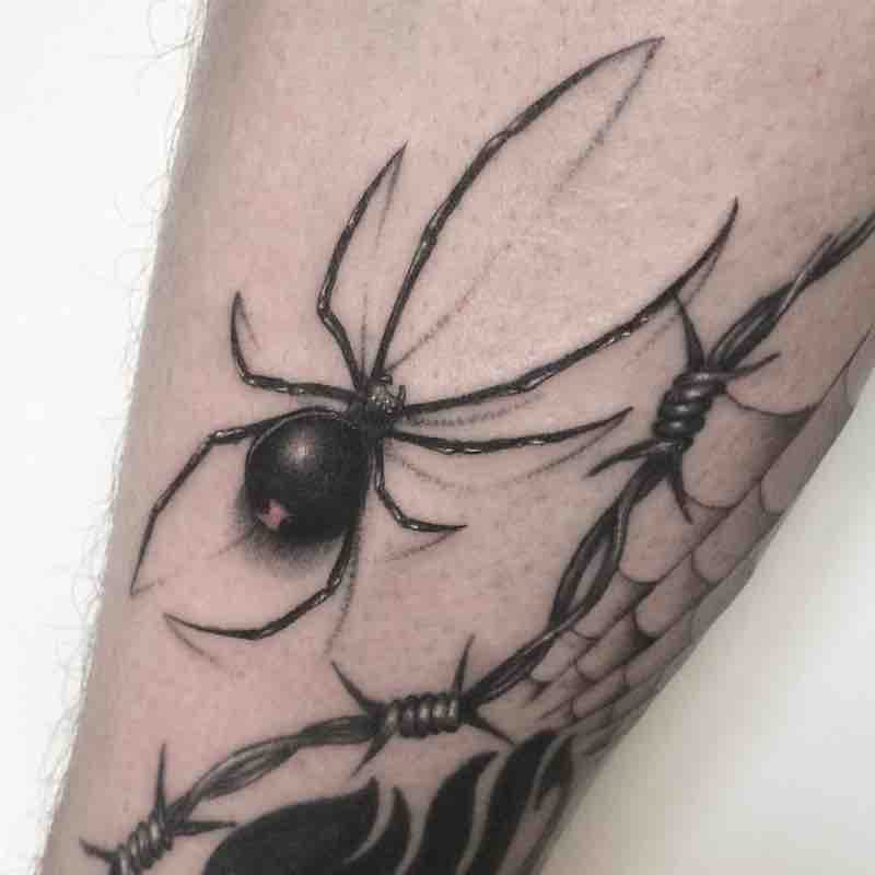 Mujer con tatuaje de araña Mujer con tatuaje de araña