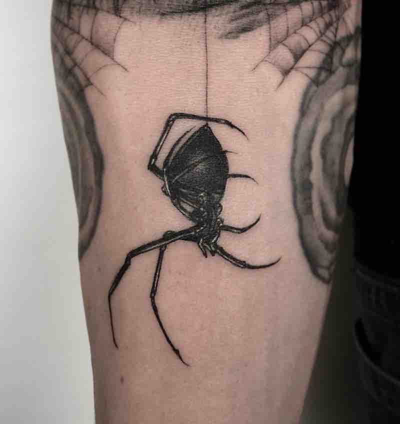 Un tatuaje de araña bastante interesante Un tatuaje de araña bastante interesante