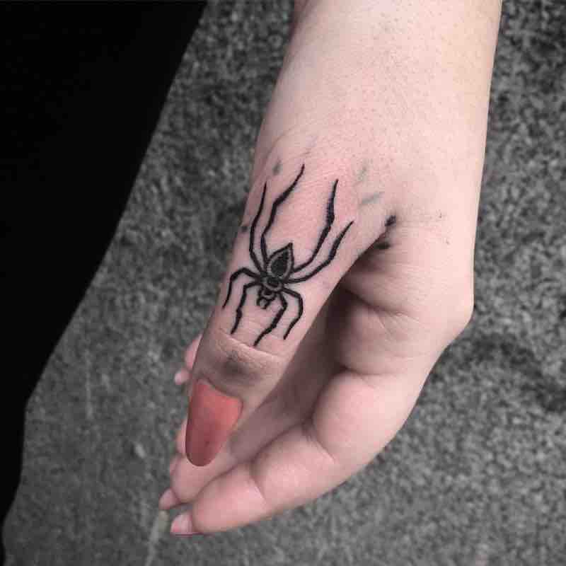 Hombre con tatuaje de araña Hombre con tatuaje de araña