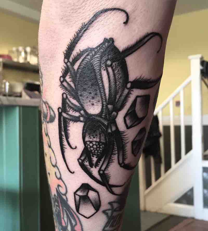 Mujer con tatuaje de araña Mujer con tatuaje de araña